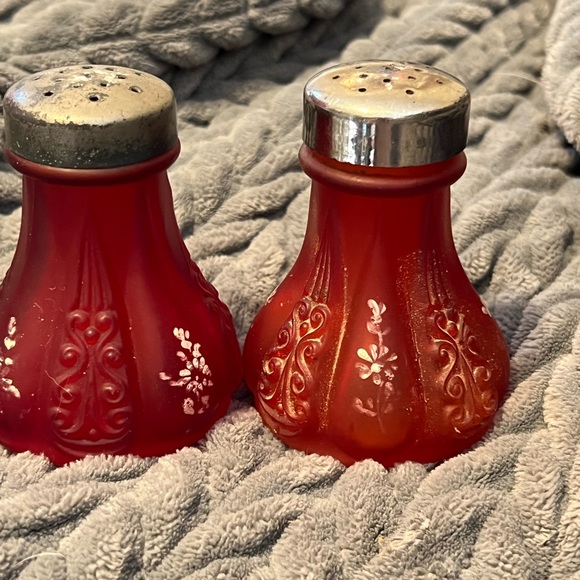 ANTIQUE VICTORIAN PIGEON BLOOD RED SALT & PEPPER SHAKERS - Picture 2 of 9